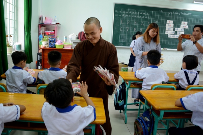 Giving gift portions to pupils on the occasion of Mid-Autumn Festival